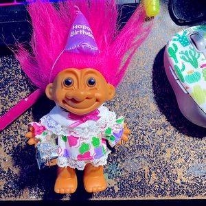 Vintage Russ brand Happy Birthday Troll doll figurine excellent condition w/ acc